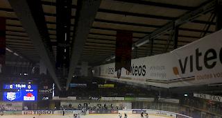 La Chaux-de-Fonds und der EHC Visp am Sonntagabend in der Patinoire Les M&eacute;l&egrave;zes.