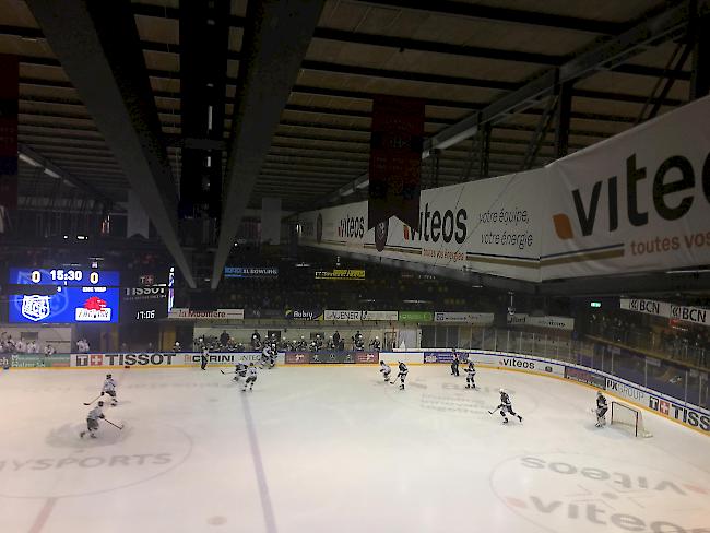 La Chaux-de-Fonds und der EHC Visp am Sonntagabend in der Patinoire Les Mélèzes.