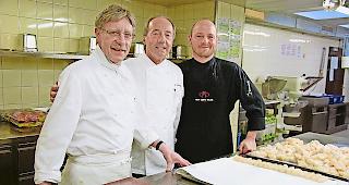 Eingespielt. Sous-Chef Livio Weissen, K&uuml;chenchef Harry Switalla und sein baldiger Nachfolger  Ren&eacute; Kockelkoren (von links).