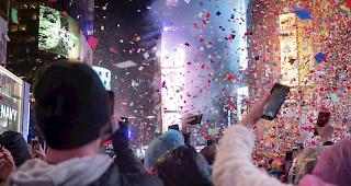 Mit grossem Jubel, Konfettiregen und ausgelassenem Gesang haben rund eine Million Menschen das neue Jahr auf dem New Yorker Times Square begr&uuml;sst. 