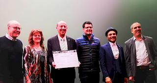 Freuen sich &uuml;ber die Label-&Uuml;bergabe (v.l.): Gemeinderat Helmut Imseng, Gemeinder&auml;tin Christa Bumann, Gemeindepr&auml;sident Roger Kalbermatten, Gemeinderat Markus Supersaxo sowie Florian Walther von der Gesundheitsf&ouml;rderung Wallis und Gemeindeschreiber Bernd Kalbermatten.