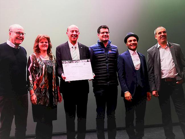 Freuen sich über die Label-Übergabe (v.l.): Gemeinderat Helmut Imseng, Gemeinderätin Christa Bumann, Gemeindepräsident Roger Kalbermatten, Gemeinderat Markus Supersaxo sowie Florian Walther von der Gesundheitsförderung Wallis und Gemeindeschreiber Bernd Kalbermatten.