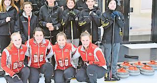 Fleissige Sch&uuml;ler, junge Lehrer. Das Team Stern (kniend) und ein Teil der CCO-Junioren beim Training in Brig-Glis.