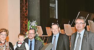 Offizieller Empfang. Nationalrat Philipp Matthias Bregy mit Sohn Maximilian Luis und Ehefrau Nathalie Bregy, Gemeindepr&auml;sident Franz Ruppen und  Gemeindeschreiber Bruno Escher.Foto WB