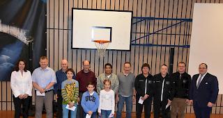 Zahlreich. Die Geehrten mit Gemeinder&auml;tin Rosmarie Piperata und Gemeinderat Jo&euml;l Fischer.