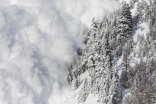 In der Region rund um Davos sind am Donnerstag zwei Lawinen abgegangen. Eine Person wurde dabei tödlich verletzt. 