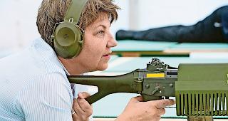 Oberbefehlshaberin. Viola Amherd, hier am Sch&uuml;tzenfest 2015.Foto keystone