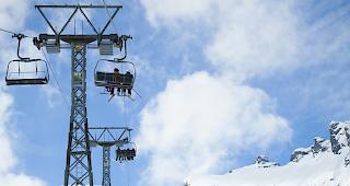Ein siebenj&auml;hriger Bub aus der Schweiz ist am Freitagnachmittag im Skigebiet B&ouml;dele oberhalb von Dornbirn (Vorarlberg) rund sieben Meter aus einem Sessellift abgest&uuml;rzt. (Symbolfoto)