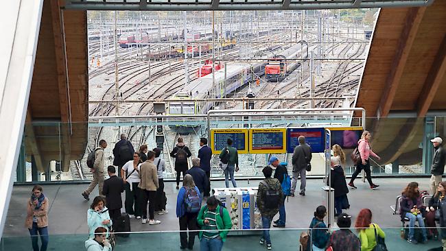 In der Nähe des Güterbahnhofs in Bern ist am Samstagmittag ein Mann von einem Zug erfasst und getötet worden. 