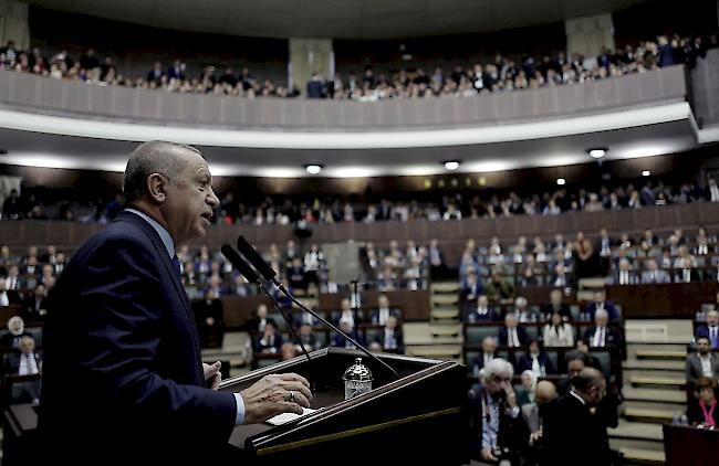 Wegen «Terrorverdacht». Seit Montagvormittag lässt die Staatsanwaltschaft Ankara der staatlichen Nachrichtenagentur Anadolu zufolge nach 100 weiteren Menschen suchen.