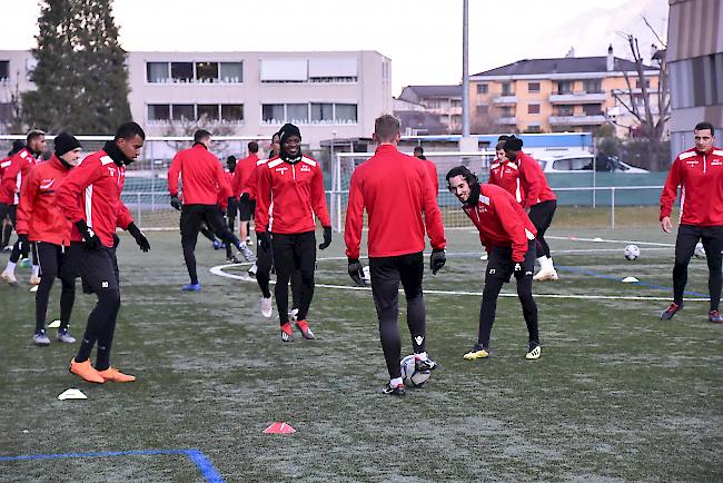 Grossandrang beim Trainingsstart, 30 Spieler des FC Sitten waren dabei.