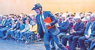 Angerollt. Der Leuker Gemeindepr&auml;sident Martin L&ouml;tscher kommt am Neujahrsempfang im Zentrum Sosta angerollt: &laquo;Bewegung&raquo; ist f&uuml;r ihn keine Worth&uuml;lse. Foto Val&eacute;rie Giger