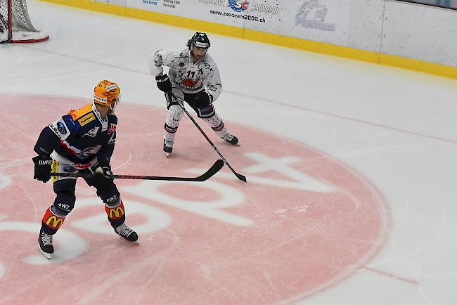 Camperchioli gegen GCK-Topskorer Hayes, ein umkämpftes Spiel in Küsnacht.