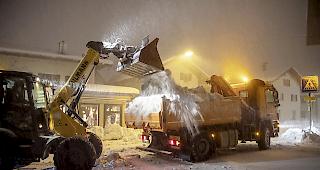 Gewaltige Massen. In &Ouml;sterreich sind immer mehr Orte aufgrund der sehr grossen Lawinengefahr nicht mehr erreichbar.