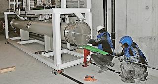 Temperatur. Die Anlage k&uuml;hlt die Eisplatte &ndash; und tr&auml;gt gleichzeitig zur W&auml;rmegewinnung der Arena bei.Foto wb