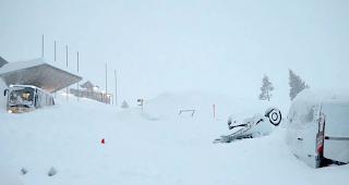 Nach einer Lawine, die auf der&nbsp;Schw&auml;galp&nbsp;am Donnerstag Teile eines Hotels sowie mehrere Autos versch&uuml;ttet hatte, hat die Polizei in der Nacht auf Freitag 75 Menschen ins Tal evakuiert. 