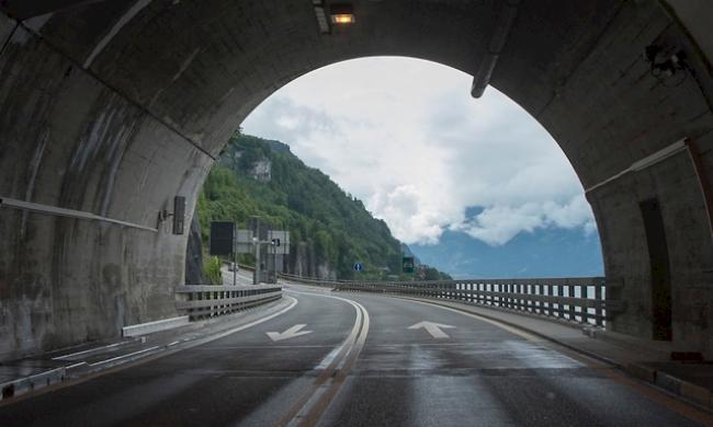 Erneute Abbrüche. Wegen eines Felssturzes musste die Axenstrasse am Freitagabend vorübergehend gesperrt werden. (Archivbild)