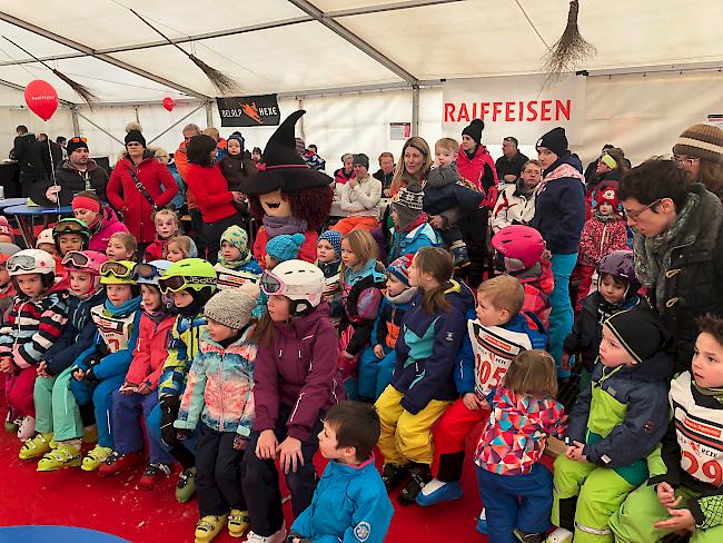 Spass im Zielgelände. Der Familiennachmittag, der bis anhin am Tag der grossen Hexenabfahrt stattfand, wurde in diesem Jahr neu beim «Mini-Maxi Rennen» durchgeführt.