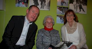 Die Kuratoren des L&ouml;tschentaler Museums, Thomas Antonietti und Rita Kalbermatten, mit Reha W&uuml;thrich-Nyfeler, der 90j&auml;hrigen Tochter von K&uuml;nstler Albert Nyfeler.