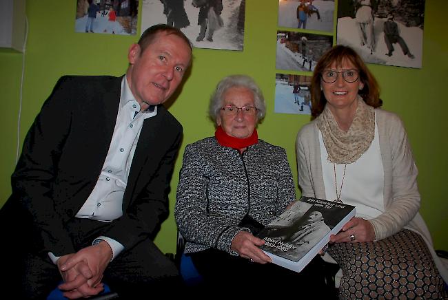 Die Kuratoren des Lötschentaler Museums, Thomas Antonietti und Rita Kalbermatten, mit Reha Wüthrich-Nyfeler, der 90jährigen Tochter von Künstler Albert Nyfeler.