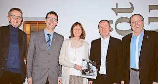 Geehrt. Verleger Bruno Meier, Gemeindepr&auml;sident Reinhard Tannast, Kuratorin Rita Kalbermatten, Buchautor Thomas Antonietti und der kantonale Kulturchef Jacques Cordonier (v. l.) w&uuml;rdigen an der Vernissage das Schaffen von Albert Nyfeler.