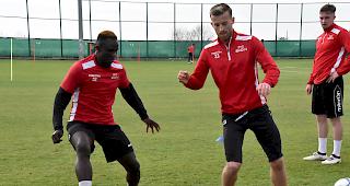 Die engagierten Sitten-Spieler auf ihrem Trainingsplatz in Belek.