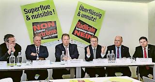 Kantonales Komitee. Von links: St&eacute;phane Coppey, Jacques Melly, Marcel Delasoie, Sekret&auml;r Walliser Gewerbeverband, Nationalrat Philippe Nantermod, Niklaus Furger und Grossrat Gr&eacute;gory Logean.