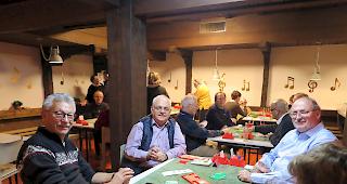 Spielbegeisterte Teilnehmende am Bridgeturnier das am vergangenen Wochenende in Unterb&auml;ch ausgetragen wurde.