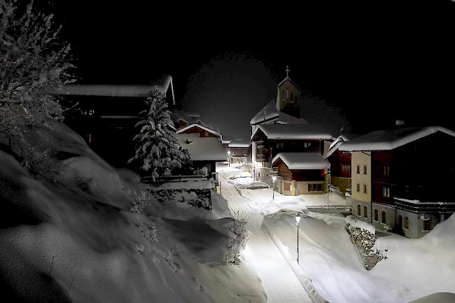 Die seit Samstag andauernden Starkschneefälle in den Bergen sind in der Nacht zum Dienstag zu Ende gegangen. Auch der Sturm hat nachgelassen. 