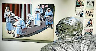 Doppelausstellung. Ein Gem&auml;lde von Helga Zumstein und ein Teil der Skulptur &laquo;Eishockey-Spieler&raquo; von Lucas Davis: Bis zum 28. April in &laquo;The Art Gallery Zermatt&raquo; zu entdecken.