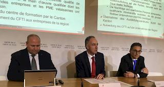 Claude Pottier, Chef der Dienststelle f&uuml;r Berufsbildung, Staatsrat Christophe Darbellay und Lionel Thomas, Constellium (von links) informieren &uuml;ber das neue Bildungsangebot.