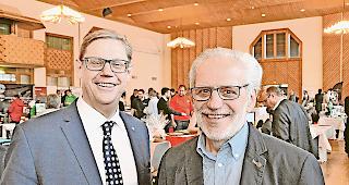 Abschied. Paul Arnold (rechts) nimmt nach zehn Jahren Oberwalliser Tischmesse den Hut. Vereinspr&auml;sident Norbert Rittiner (links) denkt derweil dar&uuml;ber nach, die Tischmesse an die Gewerbevereine Brig-Glis und Naters zur&uuml;ckzugeben.