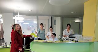 Clownin Filu &uuml;bergibt die neun Gutscheine: Stationsleiterin Lucia Eggel F&uuml;lscher und ihre Mitarbeiterinnen Isabelle &shy;Zurbriggen, Elisa Bertholjotti und Melanie Bregy (von links) freuts.