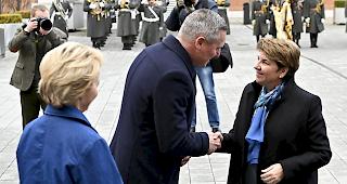 Deutschlands Verteidigungsministerin Ursula von der Leyen, &Ouml;sterreichs Verteidigungsminister Mario Kunasek und die Schweizer Verteidigungsministerin Viola Amherd (von links) anl&auml;sslich des sicherheitspolitischen Jahresauftakts am Freitag in Wien.