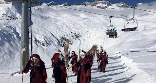 Die 13 Hexen von Team &laquo;Luzifer aus dem Schenkenbergertal&raquo; auf dem Weg zum Juryposten.