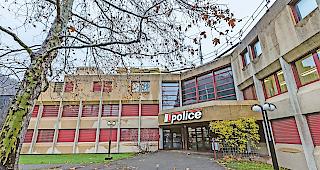 Kantonspolizei. An der &Uuml;berlandstrasse in Brig verbringen bis zu 18 Personen ihre Untersuchungshaft.