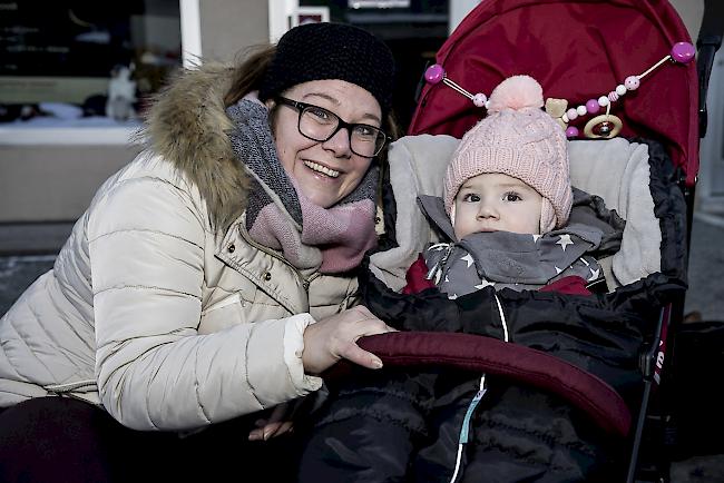 Rebekka (32) und Maria (1) Gerber, Visp.