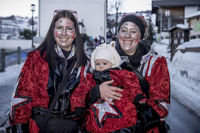 Deborah Theler (22), Lena Leiggener (4 Monate) und Stephanie Schnydrig (30), Unterbäch.