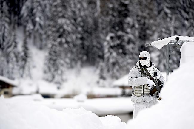 Wachsam. Um die Sicherheit am World Economic Forum zu gewährleisten, sind in Graubünden Polizeikräfte aus der ganzen Schweiz sowie Soldaten der Schweizer Armee im Einsatz.