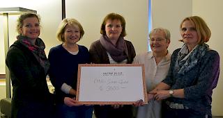 Die Frauen- und M&uuml;ttergemeinschaft Saas-Grund &uuml;berreichte rund 3500 Franken an die Stiftung &laquo;Nachbar in Not&raquo;. Das Geld wurde beim Kerzenziehen gesammelt.