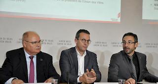 Niklaus Furger (Pr&auml;sident Vereinigung der Walliser St&auml;dte), St&eacute;phane Coppey (Pr&auml;sident Verband der Walliser Gemeinden) und Staatsrat Fr&eacute;d&eacute;ric Favre (von links) stellten ihr Ansinnen den Medien vor.