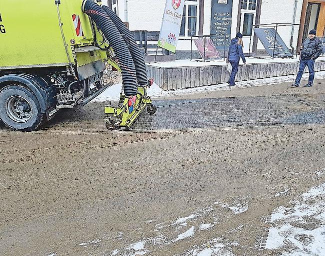 In Saas-Fee werden die Strassen mit einem neuen System gereinigt.