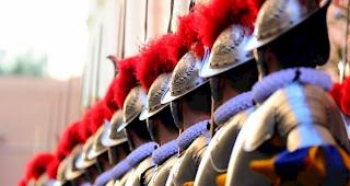 Kopfschutz. Die Gardisten tragen k&uuml;nftig neue Kunststoffhelme, die die bisherigen aus Metall teilweise ersetzen.