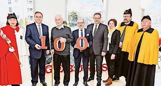 Ein Freudentag f&uuml;r alle. Staatsweibelin Catherine Germanier, Staatsrat Roberto Schmidt, Jubilar Rudolf Holzer, Stadtpr&auml;sident Louis Ursprung, Burgermeister Franz-Josef Arnold, Burgerr&auml;tin Benita Ritz und die Weibel Lukas Blatter und Fernando Schmid.