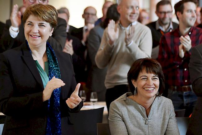 Grosser Applaus. CVP-Bundesrätin Viola Amherd und ihre Vorgängerin Doris Leuthard.