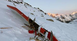 Sieben Tote. Ein Kleinflugzeug und ein Helikopter sind am Freitag &uuml;ber dem Rutor-Gletscher im Aostatal zusammengestossen.