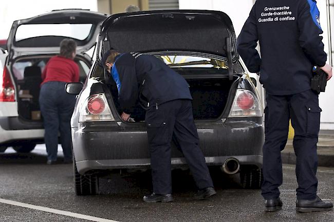 Zöllner haben in einem Personenwagen mehr als 40 Kilogramm Münzgeld gefunden, das in die Schweiz geschmuggelt werden sollte. 