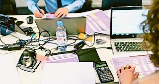 Expertenhilfe. Die Fachstelle UND ber&auml;t die vier Walliser Unternehmen, welche beim Projekt &laquo;Ein doppelter Gewinn&raquo; mitmachen, wie sie berufst&auml;tigen V&auml;tern und M&uuml;ttern in ihrem Unternehmen entgegenkommen k&ouml;nnen.