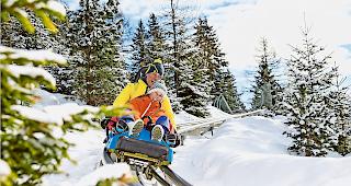 Adrenalinkick. Die 1,7 Kilometer lange Rodelbahn schl&auml;ngelt sich am s&uuml;dlichen Rand der Skipiste &laquo;7 Standard&raquo; von Blauherd bis zur Talstation  der Kombibahn auf Sunnegga hinunter.