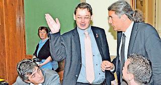 Steil bergauf. Nationalrat und SVPO-Parteipr&auml;sident Franz Ruppen zeigt seinen Kollegen Patrick Hildbrand, Oskar Freysinger  und &shy;Michael Graber (von links), wo die Partei im Wahlherbst 2019 hinwill. An diesem Ziel hat sich seit 2015 nichts ge&auml;ndert.